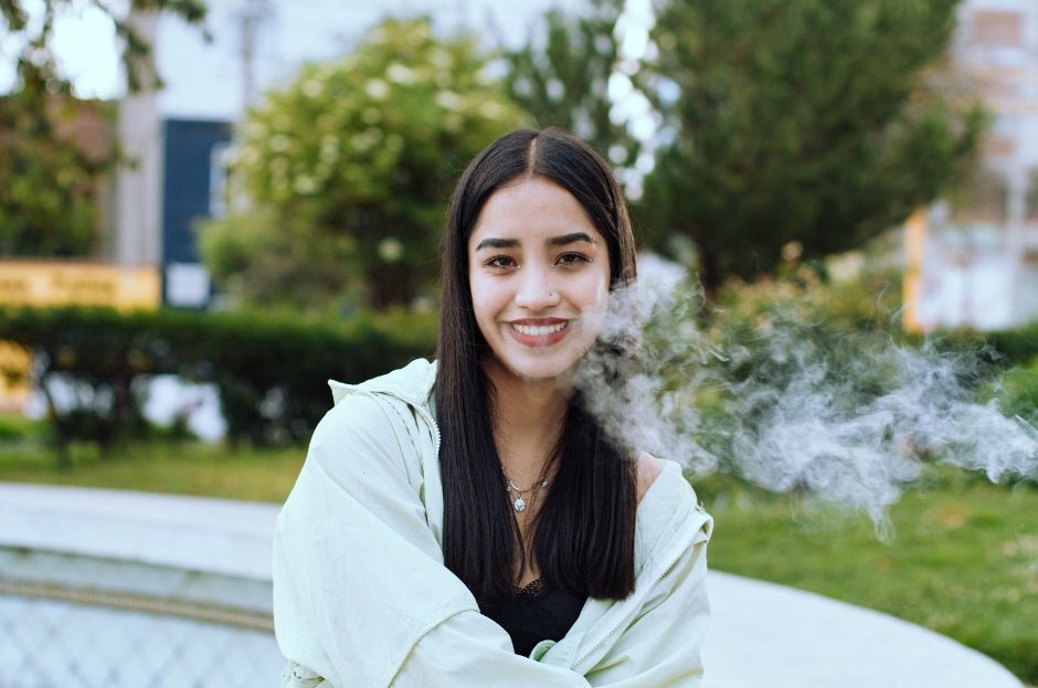 Jeune femme vapoteuse