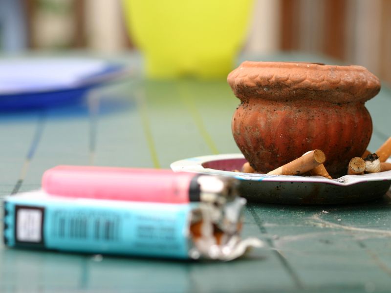 Cendrier et cigarette