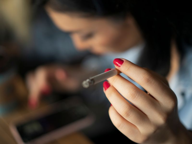 Jeune femme qui fume