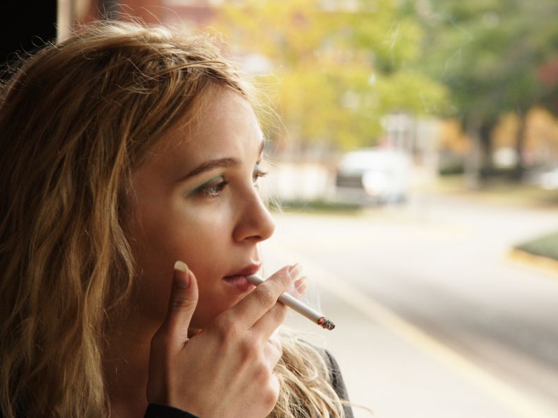 Jeune femme qui fume