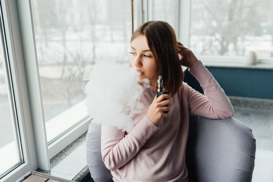 jeune femme vapoteuse