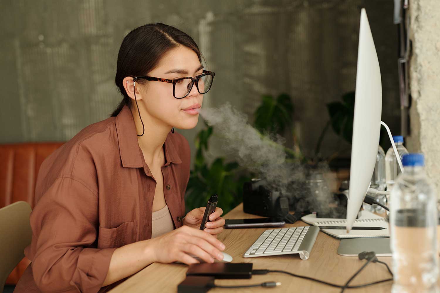 Jeune femme vapoteuse