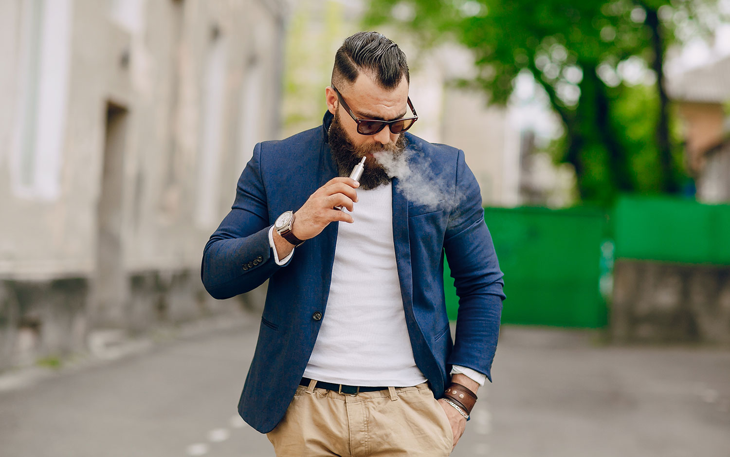 Vapoteur en train de marcher