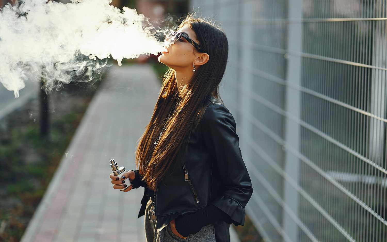 Femme en train de vapoter