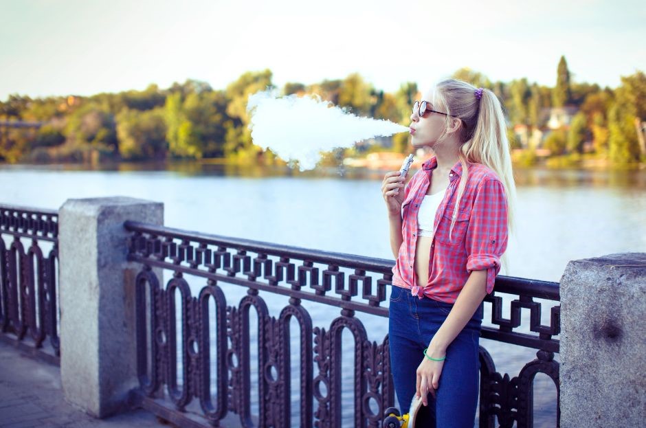 Jeune femme qui vapote