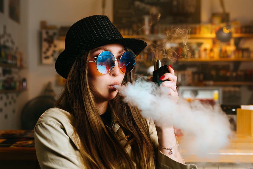 Jeune femme vapoteuse