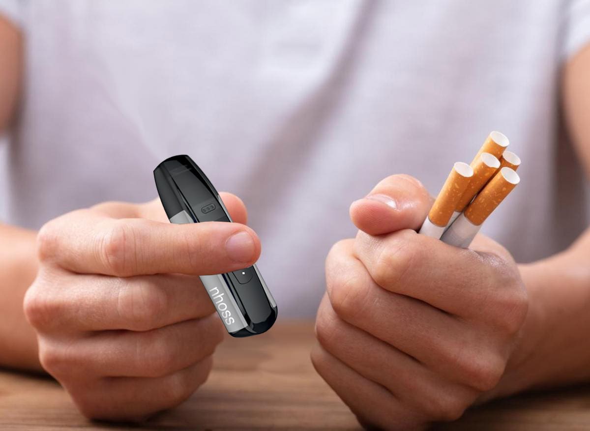 vapoteuse dans les mains vapoteuse contre cigarette